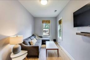 Cozy Coach House with Private Deck